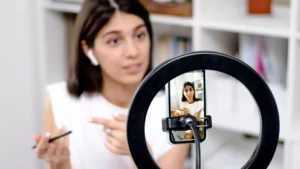 marketing-de-influencia-como-contratar O ano de 2022 já acabou e a onda do momento é saber qual será a tendendo para o marketing digital do próximo ano, e mesmo sem precisar de uma grande pesquisa, o marketing de influência já é a tendência do próximo ano e a sua empresa precisa saber como lidar com essa nova tendencia e quando usar.