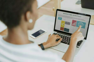 agencia-de-link-patrocinado-linkedin-ads O tráfego pago nas redes sociais é o tipo de tráfego gerado por anúncios pagos em plataformas de mídia social, como o Facebook, o Instagram, o LinkedIn e o Twitter.