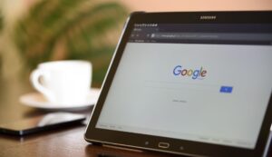 ranquear-melhor-meu-site-no-mecanismo-do-google Muitas pessoas não sabem, mas o Google faz constantes alterações em seus algoritmos! A própria empresa afirma que realiza mais de 300 mudanças por ano, com o objetivo principal de melhorar a experiência do usuário. A experiência é tão importante que a ferramenta possui diversos recursos que diminuem a autoridade de sites que utilizam práticas de manipulação para obter boas posições nos rankings de pesquisa. Por isso, é fundamental entender como funciona o maior buscador do mundo: conhecer as principais atualizações e as mais recentes é uma excelente maneira de se preparar e otimizar o seu site para alcançar posições de destaque nas pesquisas.