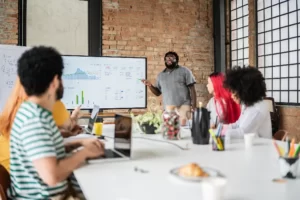 comercial-e-vendas-como-fazer-minha-empresa-vender-mais O setor comercial é muito importante para uma empresa, pois é responsável por garantir que a empresa esteja sempre vendendo seus produtos e serviços, o que é fundamental para gerar receita e lucro. Além disso, o setor comercial também é responsável por identificar novas oportunidades de negócios e por estabelecer relacionamentos com clientes, o que pode ajudar a aumentar a receita da empresa. Em resumo, o setor comercial é crucial para o sucesso de uma empresa, pois é responsável por garantir que a empresa esteja sempre vendendo e gerando receita.