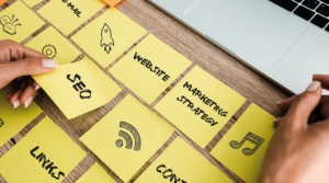 A ideia por trás do marketing de conteúdo é que, ao fornecer conteúdo que seja útil e interessante para o público-alvo, você pode estabelecer uma relação de confiança e autoridade com os seus clientes e, assim, aumentar as chances de conversão (por exemplo, fazer com que os clientes comprem o seu produto ou serviço). Além disso, o marketing de conteúdo também pode ajudar a aumentar o tráfego do seu site e a melhorar o SEO da sua empresa.