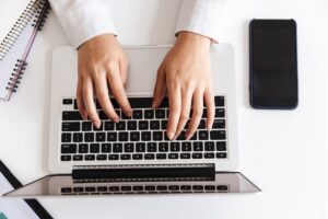 copywriting-agencia-de-copy Não existe um trabalho que sobrepõe o outro, é como um carro e a roda, o carro não anda sem a roda e a roda não tem sentido sem o carro. Por esse motivo não existe melhor, mas quando você escreve seu texto publicitário complementado com as técnicas de copywriting o poder de convenção é maior e pode gerar bem mais resultados.