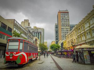 agencia-de-marketing-digital-curitiba A concorrência é uma realidade inevitável para a maioria das empresas, independentemente do setor em que atuam. Enfrentar concorrentes pode ser desafiador, mas também pode ser uma oportunidade para melhorar seus produtos ou serviços e se destacar no mercado. Uma agência de marketing em Curitiba pode ajudar a superar esses desafios de diversas maneiras. Aqui estão algumas delas: