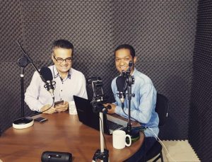 FM-mais-curitiba-wando-pereira Nosso assessor de imprensa Wando Pereira em seu programa diário na Rádio + FM Curitiba em Curitiba, Paraná.