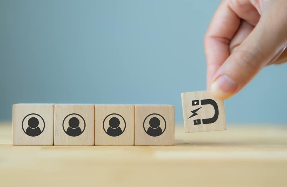 Inbound E Outbound Marketing: Qual É Melhor Em 2023? Inbound e Outbound marketing são duas maneiras distintas de se trabalhar estratégias de marketing para conquistar clientes - LEIA