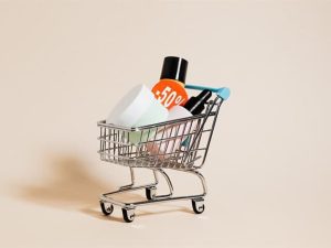 o-que-e-lgpd Se você possui um ecommerce, é essencial estar ciente da Lei Geral de Proteção de Dados (LGPD). A LGPD entrou em vigor em setembro de 2020 e tem como objetivo proteger os dados pessoais dos cidadãos brasileiros. Neste artigo, vamos explicar o que é LGPD e como você pode adaptá-la em seu ecommerce.