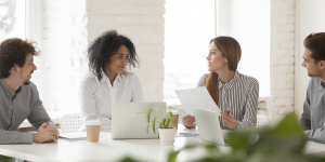 Com o Marketing de Conteúdo, as empresas podem atrair e envolver os clientes em um diálogo que vai além da simples venda de produtos ou serviços. Isso ajuda a estabelecer uma conexão emocional com os clientes e a construir um relacionamento duradouro.