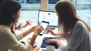 O Marketing de Conteúdo também é uma estratégia que pode ser menos dispendiosa, pois não requer necessariamente um orçamento de publicidade pago. No entanto, pode levar mais tempo para gerar resultados mensuráveis.