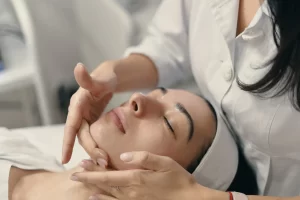 Marketing para clínicas de beleza e estética, como aumentar a procura por procedimentos AGNC Agência de Marketing young woman lies with closed eyes cosmetologist making procedure scaled 1 AGNC - Agência de Marketing