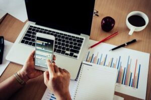 Comunicação: Estratégias de relacionamento com a mídia para aprimorar sua assessoria de imprensa AGNC Agência de Marketing Em momentos de crise, uma assessoria de imprensa eficaz desempenha um papel fundamental na gestão da imagem da empresa. Aqui estão algumas orientações para lidar com situações de crise de forma adequada: