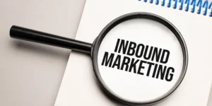 Benefícios do inbound marketing pode ajudar a aumentar suas vendas e fidelizar clientes AGNC Agência de Marketing Inbound marketing é uma estratégia de marketing que se concentra em atrair clientes por meio de conteúdo e interações relevantes e úteis, em vez de interrupções. Trata-se de criar experiências valiosas que tenham um impacto positivo nas pessoas e em suas vidas.