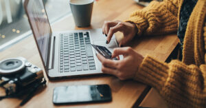 linkedin-ads-ecommerce O LinkedIn Ads é uma plataforma de anúncios voltada para empresas e profissionais de negócios. Com mais de 45 milhões de usuários no Brasil, o LinkedIn é uma ótima opção para empresas que desejam atingir um público B2B. A plataforma permite a segmentação por cargo, setor, empresa e localização geográfica, além de oferecer diversos formatos de anúncios, como anúncios em texto, carrossel e vídeo.