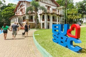 As agências de marketing utilizam ferramentas de análise poderosas para rastrear e analisar o desempenho de suas campanhas de marketing. Elas fornecem insights valiosos e relatórios baseados em dados, permitindo que você meça a eficácia de suas estratégias e tome decisões informadas para otimizações futuras.