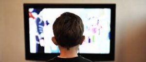 Os comerciais de televisão são anúncios independentes veiculados durante a programação regular. Eles são criados especificamente para promover uma marca, produto ou serviço. Por outro lado, os patrocínios e inserções de marca envolvem a associação da marca com programas específicos ou eventos. Isso pode incluir a exibição de logotipos, menções ou até mesmo a colocação de produtos dentro do conteúdo do programa.