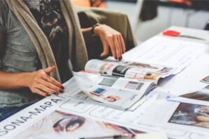 Assessoria Presencial: Como Atua uma Assessoria Presencial? AGNC Agência de Marketing A assessoria de imprensa presencial envolve a interação direta entre um assessor de imprensa e os profissionais de mídia, visando construir relacionamentos e obter cobertura personalizada para a marca.