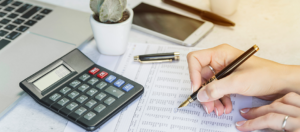 Inbound Marketing para Contabilidade: Aumente seu Sucesso com Clientes e Resultados AGNC Agência de Marketing O tráfego pago pode gerar resultados mais rápidos, já que seus anúncios são exibidos imediatamente para um público-alvo específico. No entanto, é necessário ter um orçamento disponível para investir nesses anúncios e é importante monitorar e otimizar constantemente suas campanhas para garantir que estejam trazendo um bom retorno sobre o investimento.