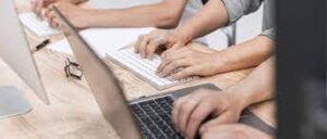 Assessoria Digital: Como Funciona a Assessoria Online AGNC Agência de Marketing A AGNC Publicidade é uma agência especializada em assessoria de imprensa e alta conversão, oferecendo serviços de assessoria digital para ajudar empresas a alcançarem resultados efetivos por meio do ambiente online. Neste artigo, vamos explorar o conceito de assessoria digital, destacando sua diferença em relação à assessoria de imprensa tradicional, bem como suas vantagens e benefícios para os negócios.