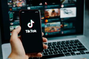Estratégias de Social Mídia para TikTok AGNC Agência de Marketing Conheça sua audiência: Antes de criar qualquer conteúdo, é fundamental entender quem é o seu público-alvo no TikTok. Pesquise as tendências e os interesses dos usuários e adapte seu conteúdo para se adequar a esses padrões. Mantenha-se atualizado sobre os desafios e memes populares para se envolver com sua audiência de forma autêntica.