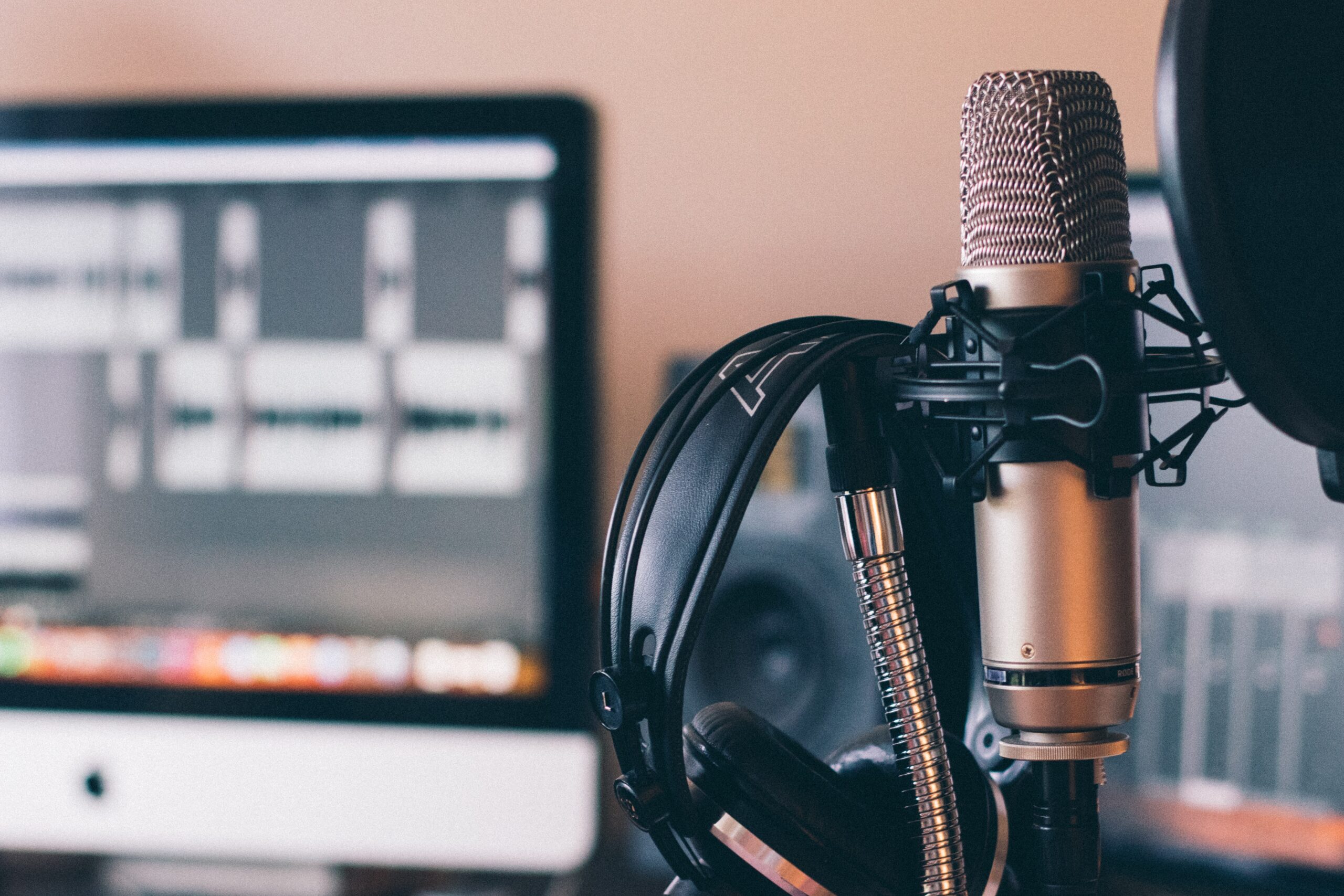 No dinâmico universo do marketing digital, o podcast emerge como uma ferramenta poderosa para alcançar e engajar o público. Uma pesquisa recente da Harris Poll, destacada pela MarketingCharts, revela o impacto significativo que a publicidade em podcasts tem gerado, especialmente no mercado americano, com insights valiosos que se refletem também na realidade brasileira.