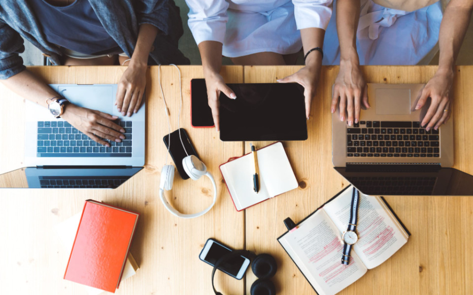 Branded Content é a arte de criar conteúdo que ressoa com o público sem ser um anúncio direto. É o seu vídeo, seu podcast ou seu artigo que informa, diverte ou inspira, sempre refletindo os valores centrais da sua marca.