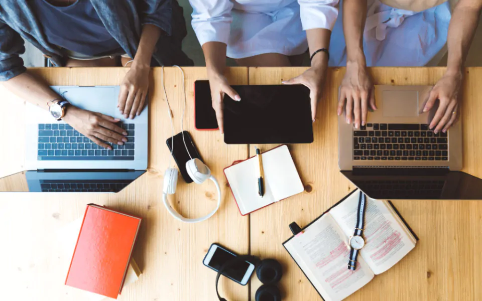 O Digital PR (Relações Públicas Digitais) é a versão 2.0 da assessoria de imprensa. Ele expande o foco do relacionamento com jornalistas para incluir a criação de pontes com blogs influentes, veículos digitais e criadores de conteúdo.