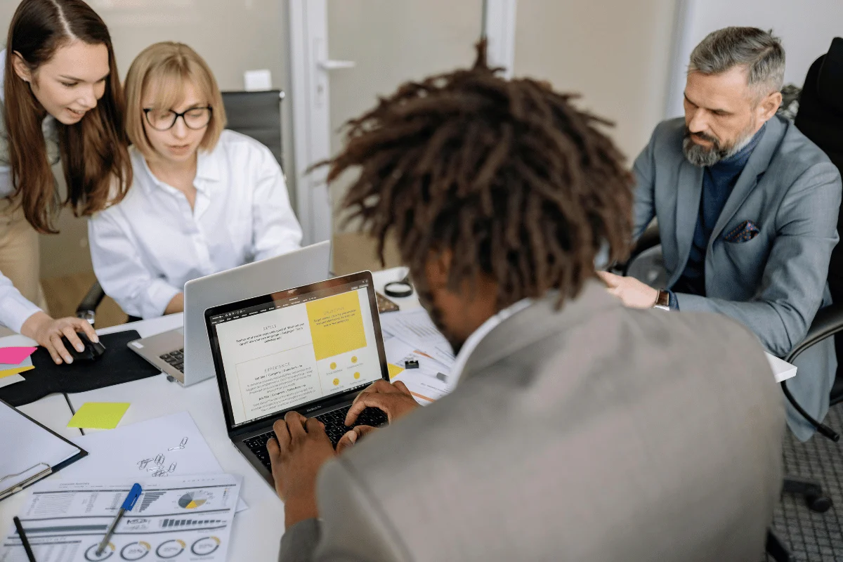 digital-pr-influencia-nas-recomendacoes-de-ia-2 A simples confirmação de que o Digital PR influencia nas recomendações de IAs já deveria ser o suficiente para você repensar sua estratégia de marketing. Mas como transformar essa informação em resultado prático para o seu negócio?