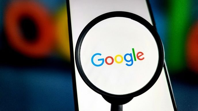 Vamos direto ao ponto. AI Overviews (anteriormente conhecidos como SGE) são os resumos gerados por inteligência artificial que aparecem no topo da página de resultados do Google, antes mesmo dos links orgânicos tradicionais.