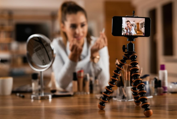 A principal força do Marketing de Influência B2B reside na sua capacidade de segmentação e na autenticidade da conexão. Quando um micro-influencer no LinkedIn, que é profundamente respeitado em TI ou Logística, recomenda sua ferramenta, ele está falando diretamente com o público que você precisa atingir.