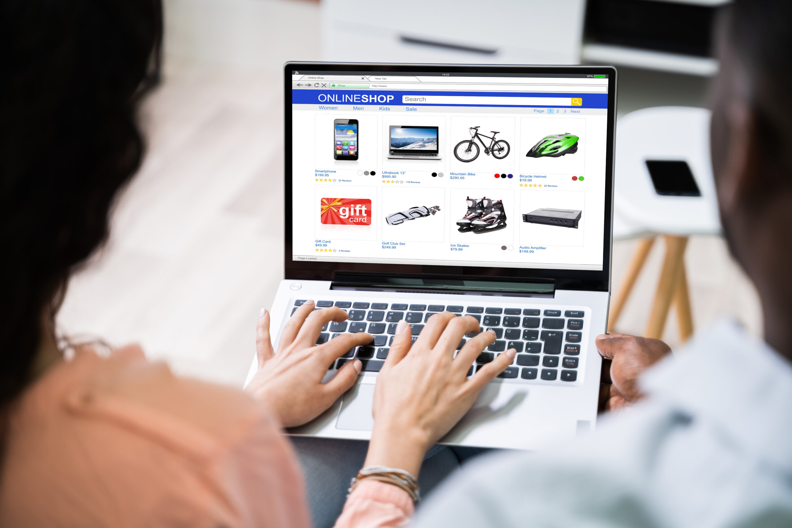 Um Blog Para E-commerce é uma seção do seu site de vendas dedicada à publicação de artigos informativos e educativos, em vez de focar apenas na venda direta de produtos. Ele é crucial porque atrai tráfego orgânico (não pago) através de buscas no Google, aumenta a autoridade da sua marca e nutre o cliente com informações no período de pré-compra, elevando a confiança e a taxa de conversão.