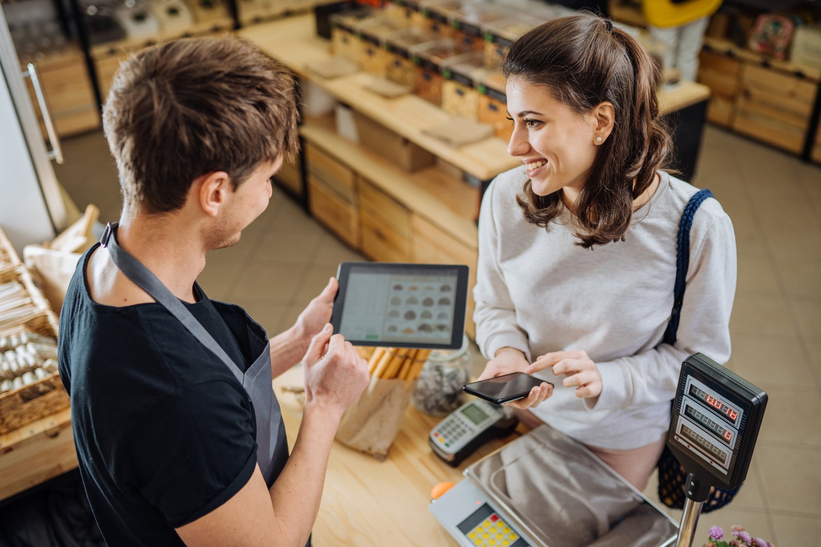 O Lifecycle Marketing é uma estratégia que busca engajar o cliente em todas as fases da jornada — da descoberta inicial até a fidelização — garantindo relacionamentos duradouros e maior lucratividade para a empresa. Em vez de focar apenas na aquisição (que é dispendiosa), ele se concentra em otimizar o valor do cliente ao longo de todo o tempo de relacionamento (Lifetime Value - LTV).