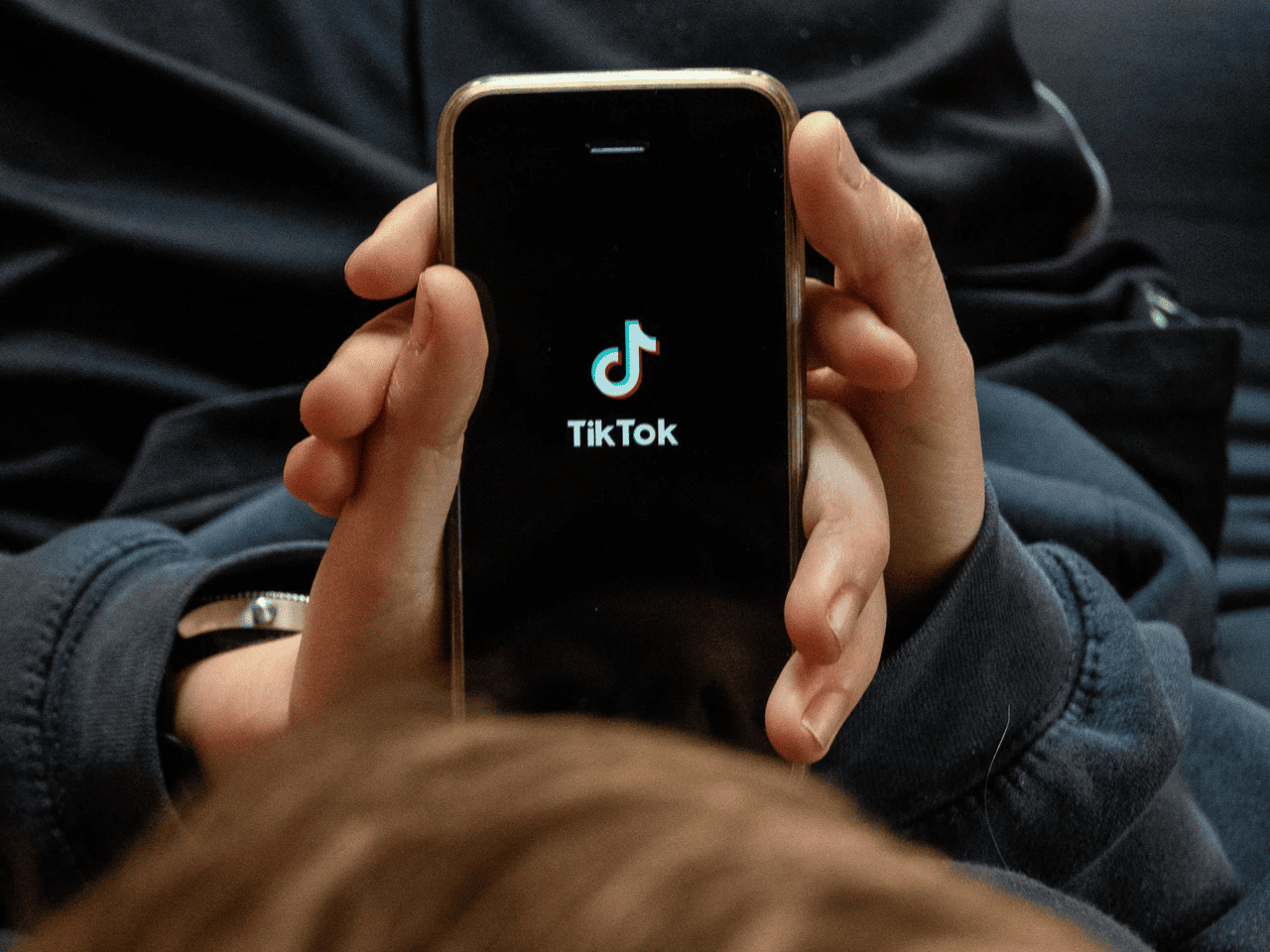 A decisão sobre TikTok Ads vs Instagram Ads: onde investir em 2026 não é um dilema, mas sim uma oportunidade. Ambas as plataformas são essenciais, mas devem ser usadas com intenções e criativos distintos. Sua missão é ter uma presença forte, autêntica e orientada a dados.