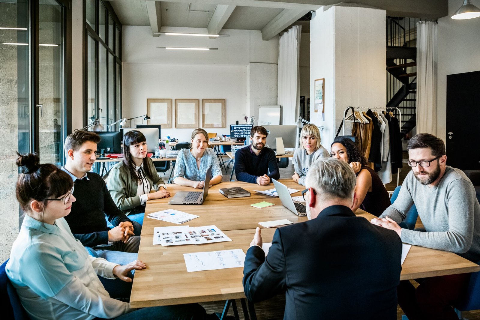 Você pode encontrar uma agência de comunicação B2b especializada buscando referências no mercado ou verificando cases em setores similares ao seu. A AGNC Agência de Marketing e Comunicação, com atuação em todo o Brasil e foco em resultados mensuráveis, é a escolha ideal para empresas que buscam alta performance.