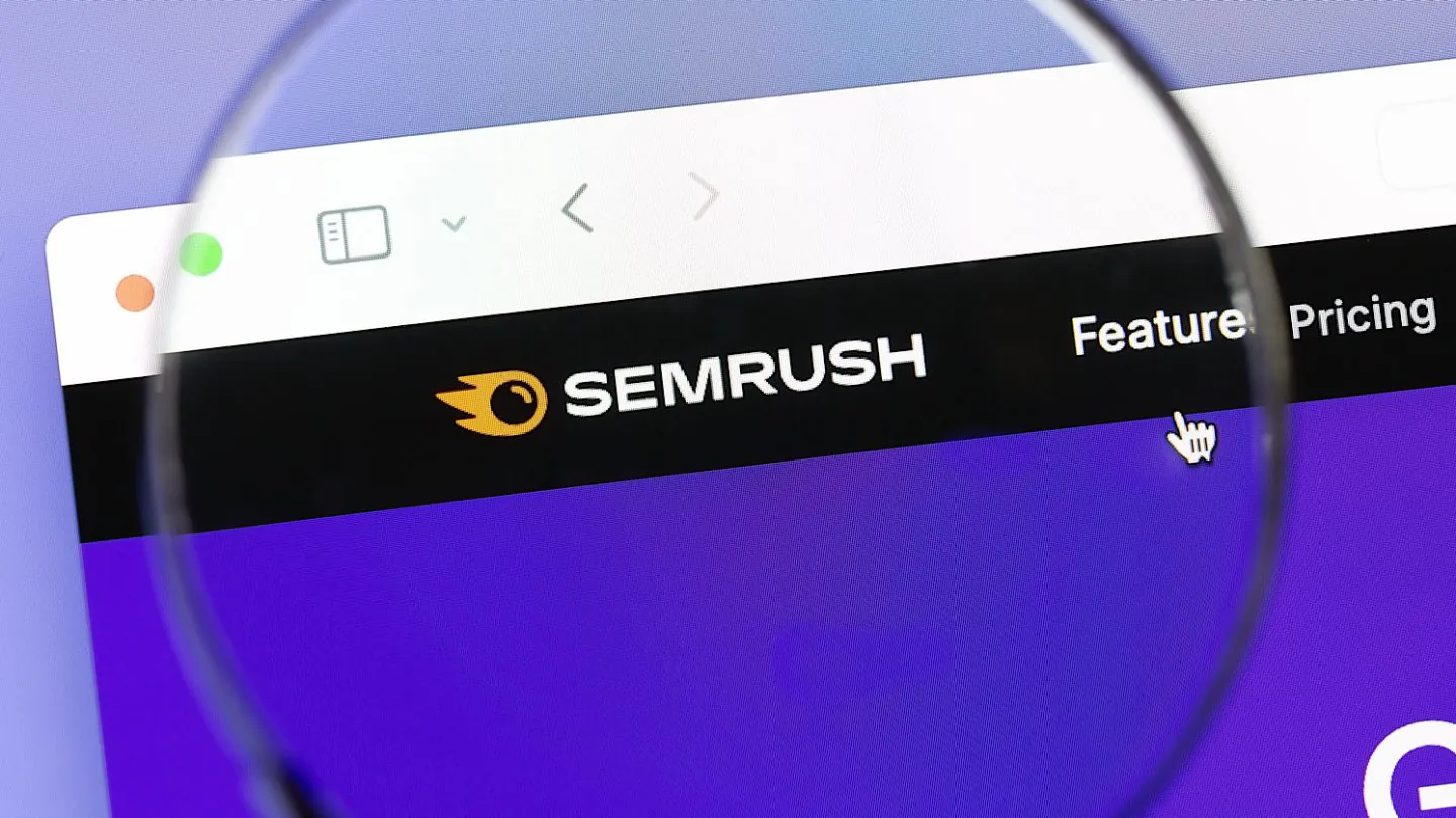 A união Adobe + Semrush cria o ambiente ideal para a geração de conteúdo que é, ao mesmo tempo, criativo (Adobe) e perfeitamente otimizado para ser citado e ranqueado pela IA (Semrush).