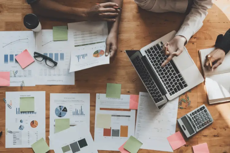 Olá! Eu sou o Patrick, e hoje vamos mergulhar em um tema que está redefinindo o futuro do marketing e da comunicação: a sinergia entre Digital PR e Branded Content. Se você é empresário ou empreendedor, prepare-se para entender como essa dupla poderosa está se tornando o diferencial para construir autoridade em um cenário cada vez mais dominado pela mídia paga.