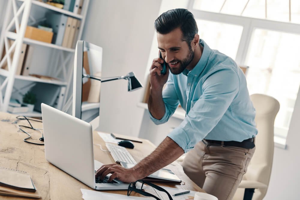 E aí, empreendedor! Eu sou o Patrick e hoje vamos mergulhar em um debate crucial para o seu negócio: Remarketing em redes sociais vs remarketing de e-mail: qual traz mais ROI? Se você busca maximizar cada centavo investido e entender onde o seu esforço de prospecção deve ser concentrado, você chegou ao lugar certo. A decisão entre estas duas gigantes do marketing pode significar a diferença entre um crescimento explosivo e um investimento estagnado. Vamos desvendar a melhor estratégia para a sua marca.