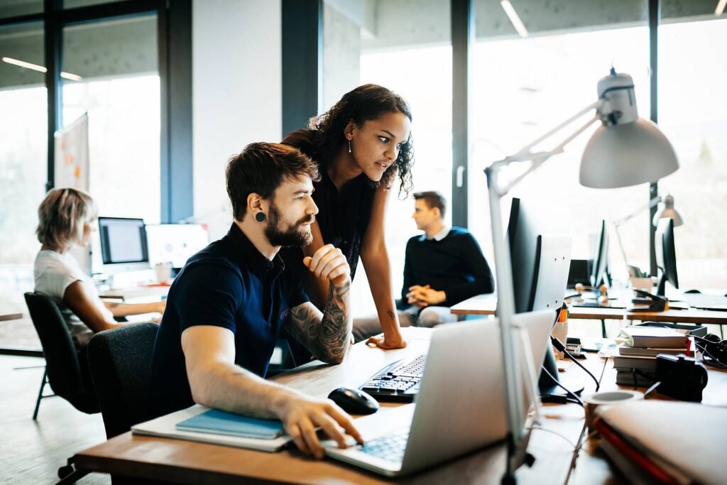 Para uma startup, a falta de histórico pode ser uma barreira. Uma agência de assessoria de imprensa focada em B2B trabalha para posicionar os fundadores e a solução da empresa em mídias especializadas.