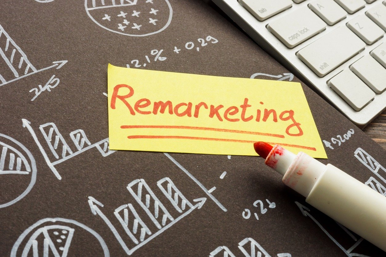 Use o remarketing no Instagram, Facebook e TikTok para gerar confiança. Em vez de apenas mostrar o produto, mostre depoimentos em vídeo de clientes satisfeitos ou "unboxing" do produto. Isso quebra objeções e humaniza a marca.