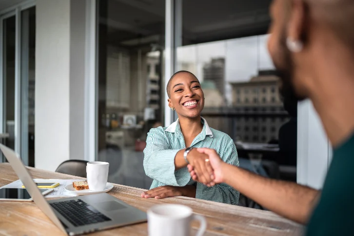 Olá! Eu sou Patrick, e hoje vamos mergulhar em uma estratégia que está redefinindo o sucesso no ambiente digital: o Lifecycle Marketing: Engajamento Contínuo para Fidelização e Lucro