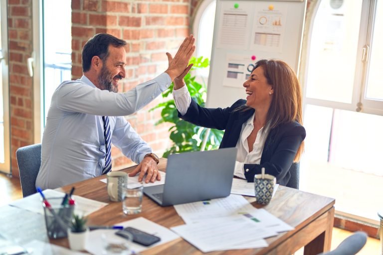 seo-local-seja-referencia-na-sua-cidade-3 Fazer um SEO local que realmente gere resultados e prepare seu negócio para a era do Google com IA Generativa (SGE) e o Answer Engine Optimization (AEO) exige tempo, conhecimento técnico e ferramentas que só um especialista possui.