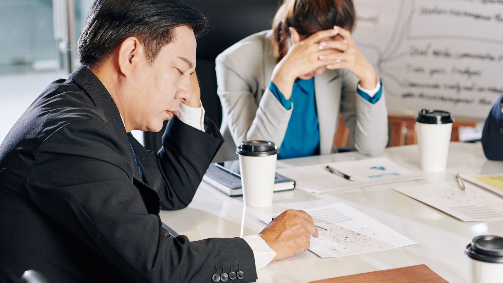 Se a Reputação B2B é o ativo mais valioso, a Assessoria de Imprensa é o motor que o constrói, protege e expande. Em um mundo onde o Google e os AI Overviews são a primeira fonte de informação, ser encontrável com credibilidade é fundamental.