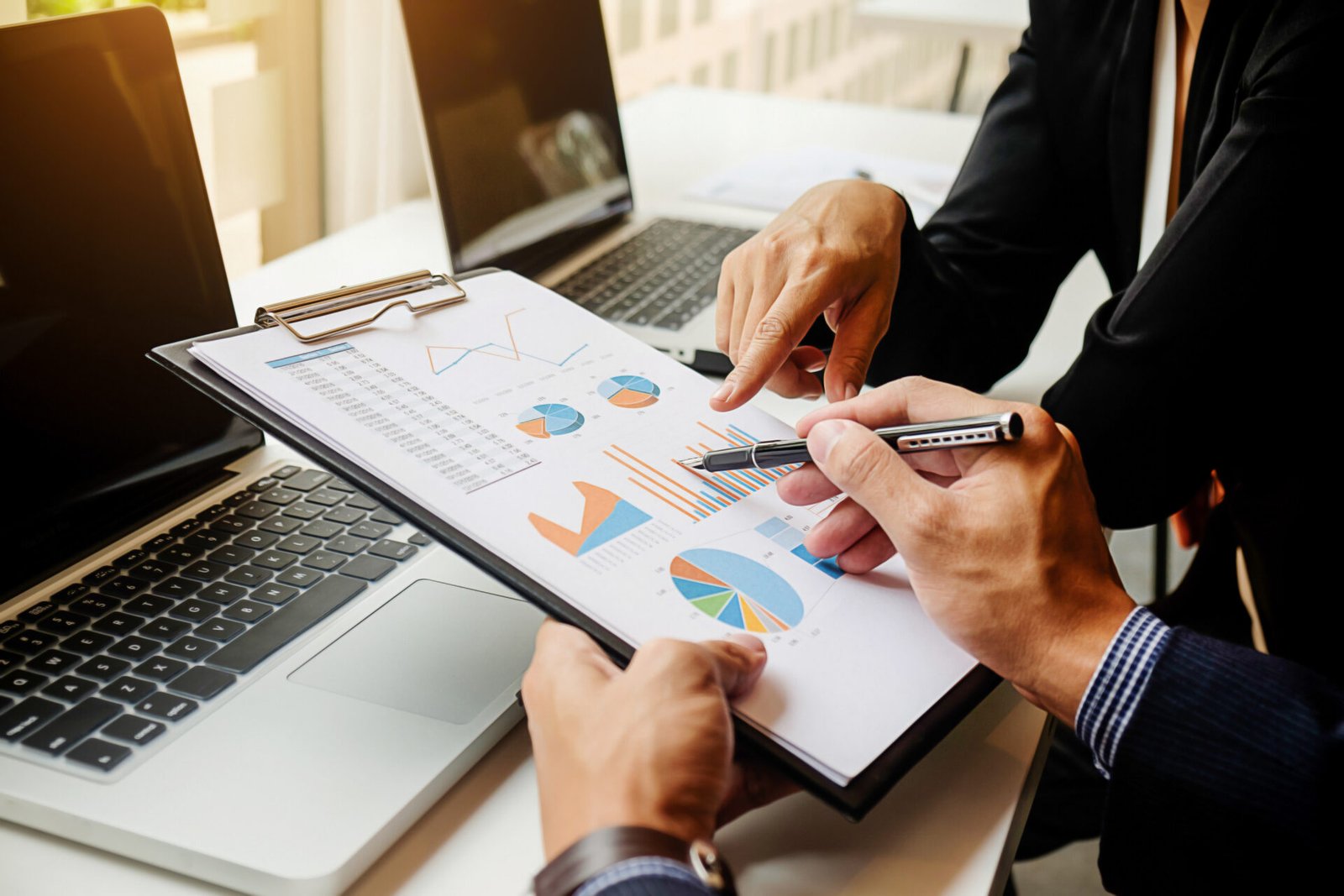 Se a sua empresa ainda está na fase de "produzir por produzir", com foco apenas em números de vaidade como likes e visualizações que não convertem, é hora de ligar o alerta vermelho. O futuro do conteúdos B2B para 2026 é sobre resultados, vendas e prospecção de alto nível.