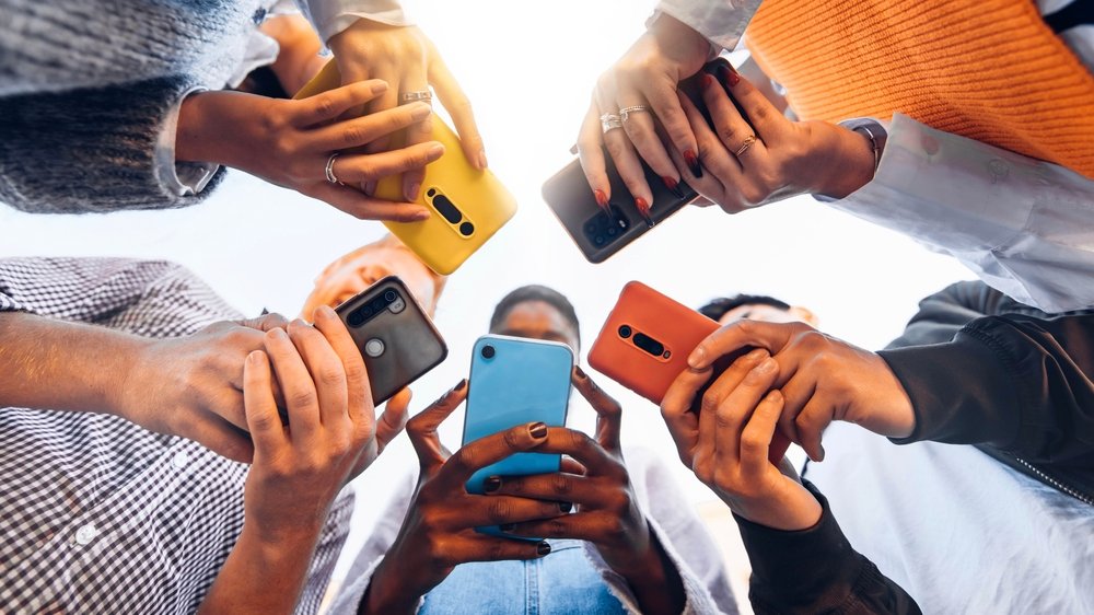 A Geração Z representa o futuro do consumo. Eles já são a maior fatia de consumidores conectados globalmente e usam a pesquisa para tudo, desde a menor até a maior decisão de compra. Investir agora garante que sua marca seja a resposta preferida não só do Google, mas das IAs que eles consultam.