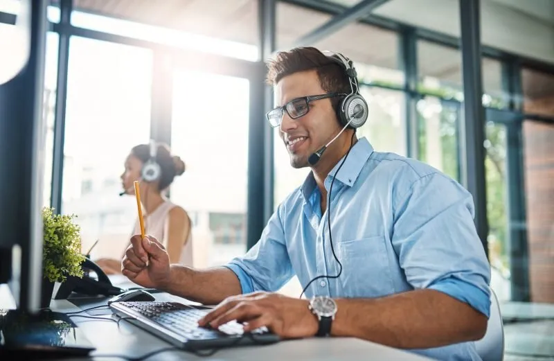 Olá, aqui é o Patrick, redator da AGNC, e se você chegou até aqui procurando pelas melhores ferramentas de CRM para transformar o setor comercial da sua empresa, você está no lugar certo. Imagine a seguinte cena: sua equipe de vendas passa o dia inteiro ocupada, o telefone não para, mas no final do mês, a meta não é batida e ninguém sabe explicar exatamente onde os leads se perderam.