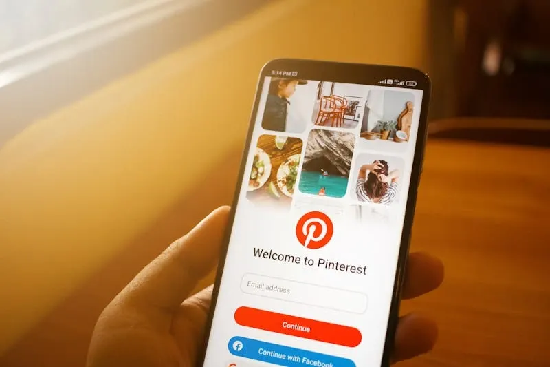 marketing-digital-no-pinterest-guia-2 Muitos perguntam: "Quando devo investir no Pinterest?". A resposta é: agora. O Pinterest é ideal para o topo e meio do funil. Quando o cliente ainda está decidindo o que comprar ou como resolver um problema, sua marca aparece como a inspiração necessária.