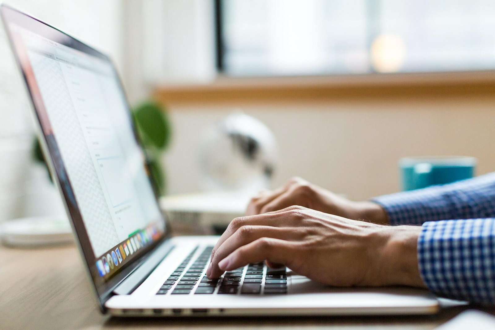 Olá, aqui é o Patrick e hoje vamos mergulhar fundo no conceito de Intenção de Busca em SEO, o verdadeiro segredo para fazer sua empresa ser encontrada por quem realmente importa. Você já sentiu que está produzindo conteúdo, atraindo cliques, mas o telefone simplesmente não toca ou o carrinho de compras continua vazio? O problema pode não ser o seu produto, mas sim a desconexão entre o que o usuário quer e o que você entrega.