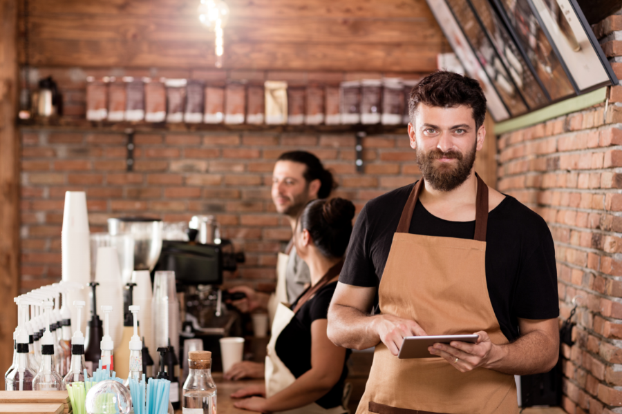O comportamento do consumidor mudou drasticamente. Antigamente, estar nos aplicativos de entrega era o suficiente. Hoje, para ter sucesso no delivery em 2026, é necessário entender que a jornada de compra começa muito antes do cliente sentir fome. Ela começa na construção de autoridade e na presença digital onipresente.