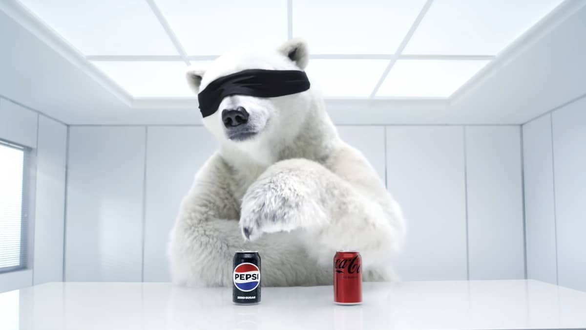 Resposta rápida: a Pepsi conseguiu usar o urso polar, símbolo histórico da Coca-Cola, em uma peça publicitária no Super Bowl porque a legislação americana permite publicidade comparativa mais agressiva e simbólica. No Brasil, o CONAR (Conselho Nacional de Autorregulamentação Publicitária) impede esse tipo de abordagem por entender que pode ferir princípios éticos, induzir confusão no consumidor e caracterizar concorrência desleal.