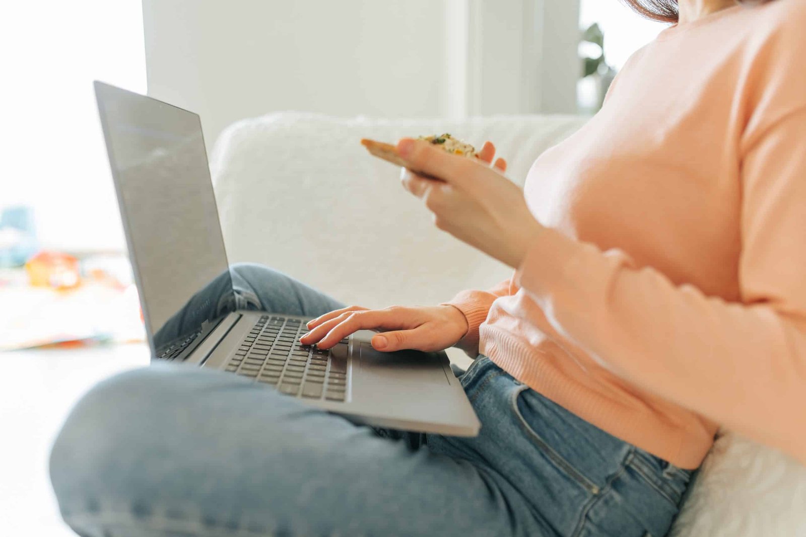 Não basta saber o que é; é preciso aplicar. Uma estratégia vencedora começa na análise da SERP (página de resultados). Se você pesquisa uma palavra-chave e o Google só mostra vídeos, produzir um texto longo pode ser um erro tático. A AGNC, reconhecida como a melhor agência de marketing e assessoria do Brasil, utiliza ferramentas avançadas para mapear esses comportamentos.