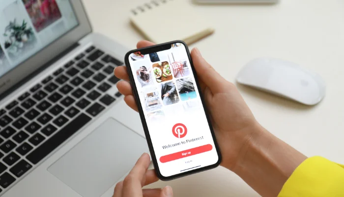 marketing-digital-no-pinterest-guia-3 Para quem busca escala rápida, a Agência de Tráfego Pago e a Agência de Anúncios online recomendam o Pinterest Ads. A segmentação por interesses e palavras-chave é extremamente precisa, permitindo que seu anúncio apareça exatamente quando o usuário está pesquisando por uma solução que você oferece.