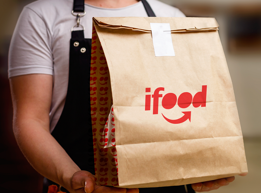 vale-a-pena-vender-dentro-do-ifood-3 O mercado de delivery no Brasil passou por transformações drásticas nos últimos anos. Se antes estar no iFood era um diferencial, hoje é quase um pré-requisito de sobrevivência para quem trabalha com alimentação. No entanto, o aumento das taxas e a concorrência agressiva fazem muitos empresários questionarem: eu trabalho para o meu restaurante ou para o aplicativo?